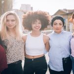 Une Française et une Costaricienne parlent du congé maternité.