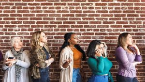 Une Française et une Jamaïcaine comparent leurs drapeaux et symboles.