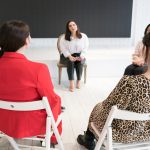 Une Française et une Somalienne discutent du rôle de l’éducation.