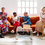 Une Française et une Irakienne discutent de la technologie et de la tradition.