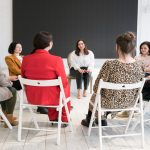 Une Française et une Bahaméenne comparent la haute saison touristique.