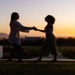 Une Française et une Afghane évoquent les droits de l’homme.