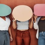 Une Française et une Malaisienne comparent leurs temples et églises.