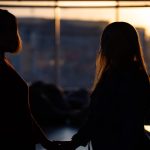 Une Française et une Lettone parlent du recyclage et des habitudes écologiques.