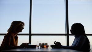 Une Française et une Libyenne parlent de la place de la langue arabe et du français.