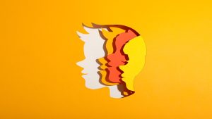 Une Française et une Saoudienne discutent de la politesse et du savoir-vivre.