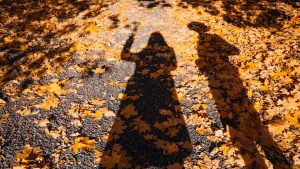 Une Française et une Serbe discutent du rôle de la langue dans l’identité nationale.