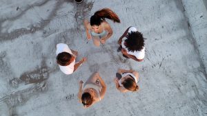 Une Française et une Cubaine parlent du bronzage et de la peau.