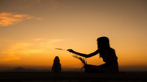 Une Française et une Afghane discutent des professeurs qui les ont marquées.